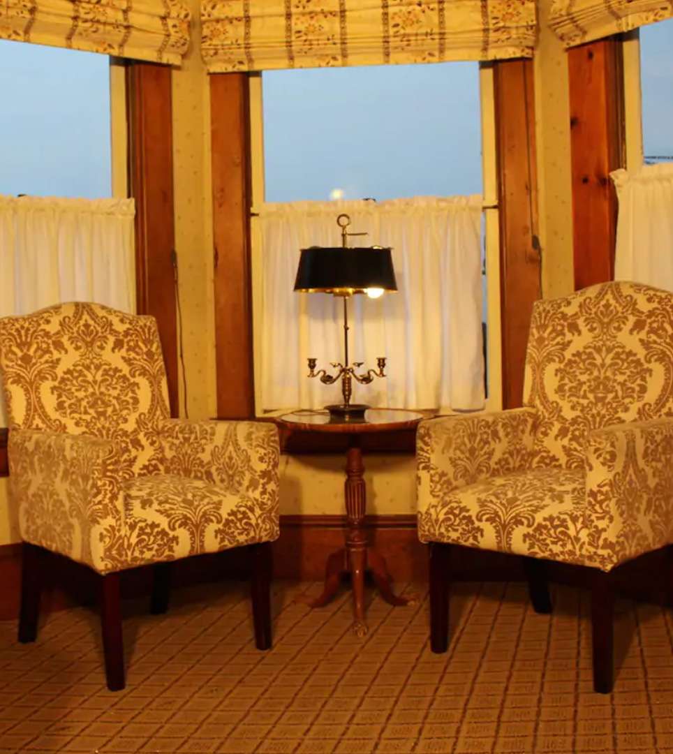 EXPLORE THE AMENITIES AND SERVICES <span class='slidertext-bg1'> AT THE PACIFIC GROVE INN </span>