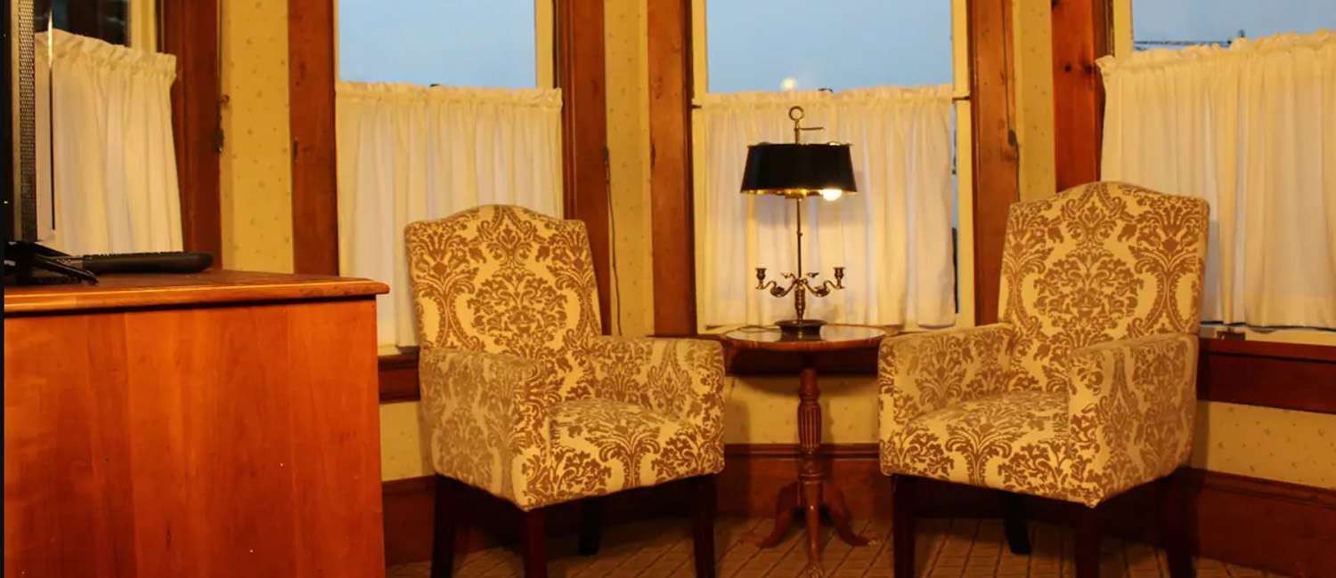 EXPLORE THE AMENITIES AND SERVICES <span class='slidertext-bg1'> AT THE PACIFIC GROVE INN </span>