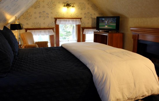 Pacific Grove Inn - Queen Bed with Balcony Ocean View