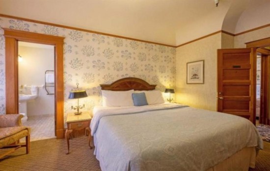 Pacific Grove Inn - Kind Bed View