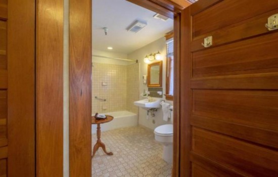 Pacific Grove Inn - Newly Remolded Bathrooms