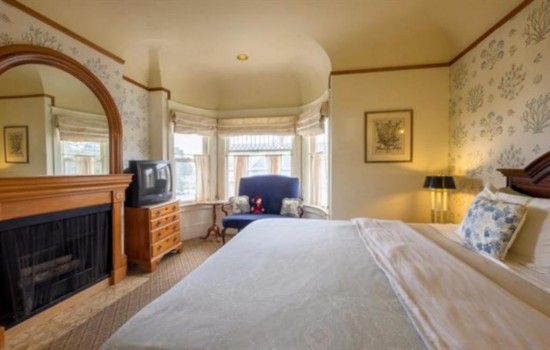 Pacific Grove Inn - Comfortable Bedroom