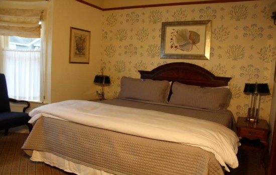 Pacific Grove Inn - Cozy Queen Room