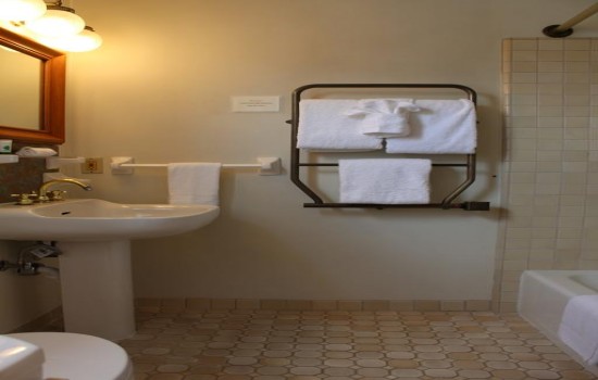 Pacific Grove Inn - Bathroom with towels