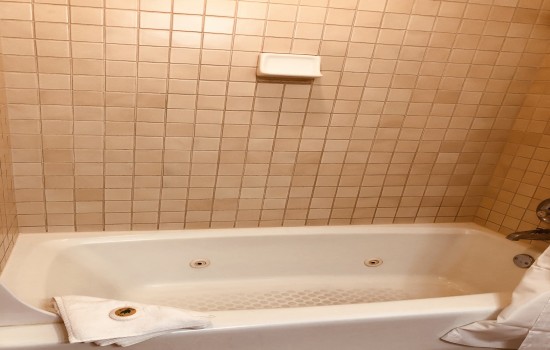 Pacific Grove Inn - Bath tub